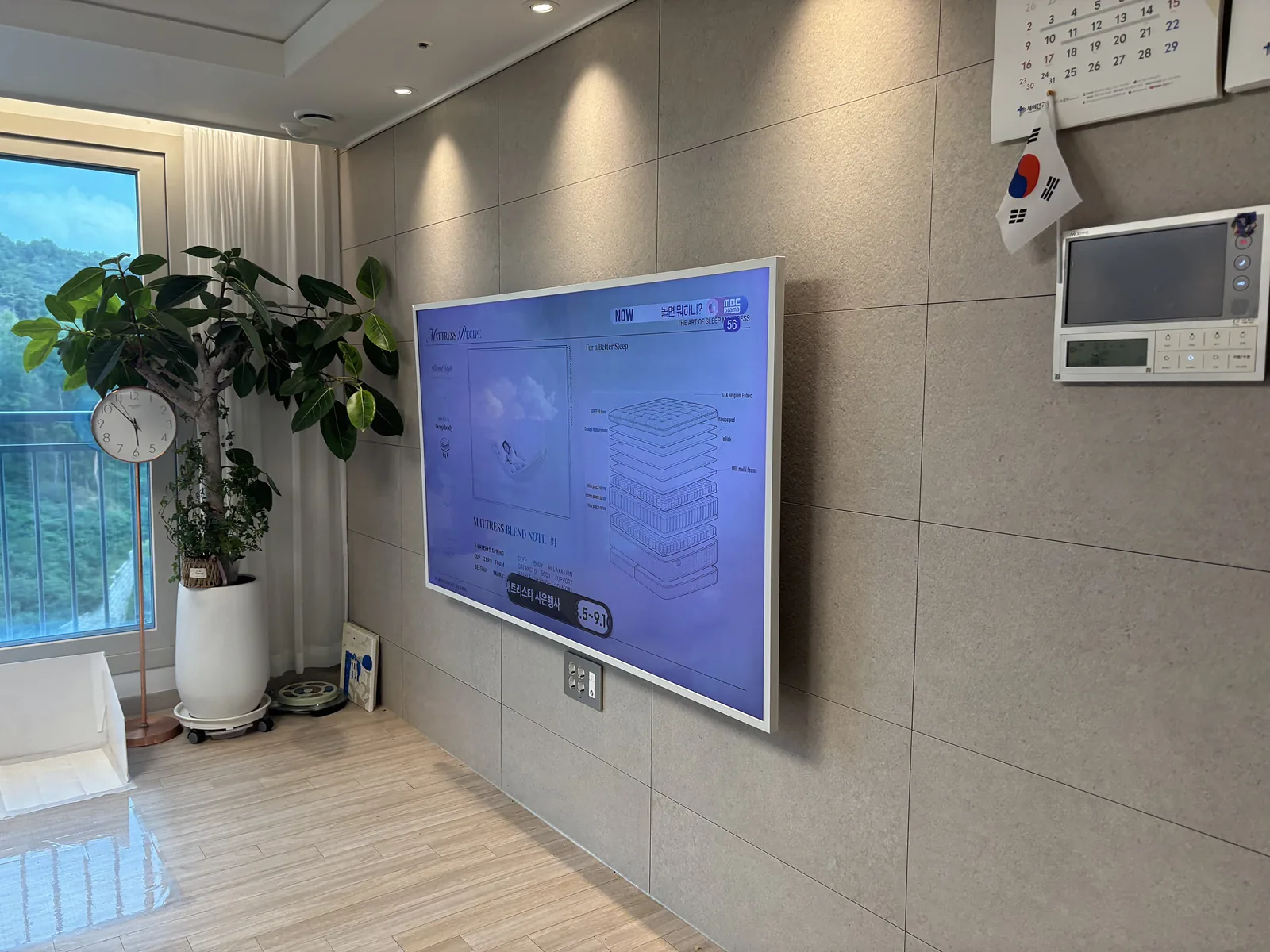 용인 기흥구 구성동 힐스테이트구성 무타공 고층 창가뷰 거실, 깔끔하게 마감한 무타공 벽걸이TV 시공
